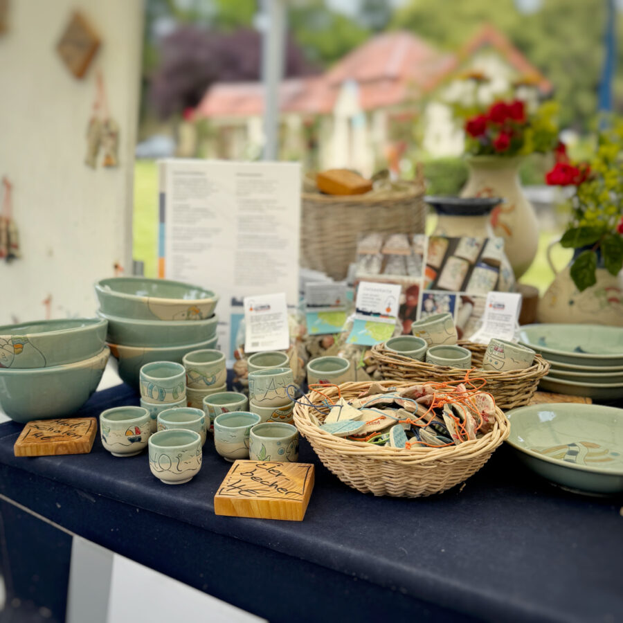 Farbenfrohe Töpferarbeiten der Inselkeramik Werkstatt MMRügen